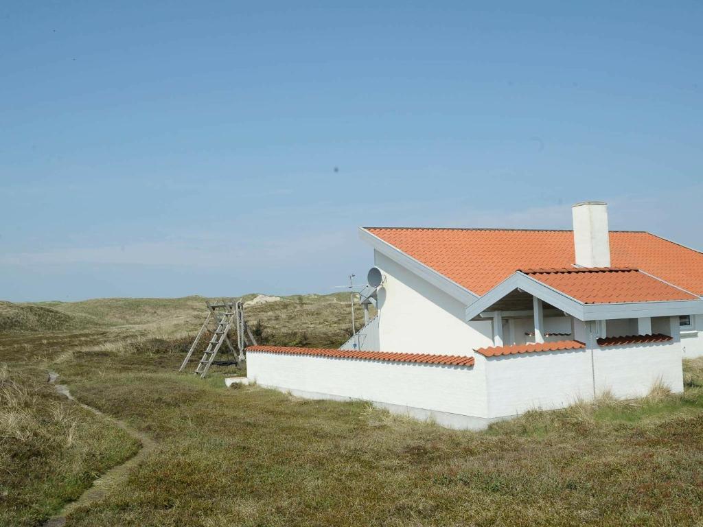 スナーヴィグにある8 person holiday home in Ringk bingの赤屋根の白屋根