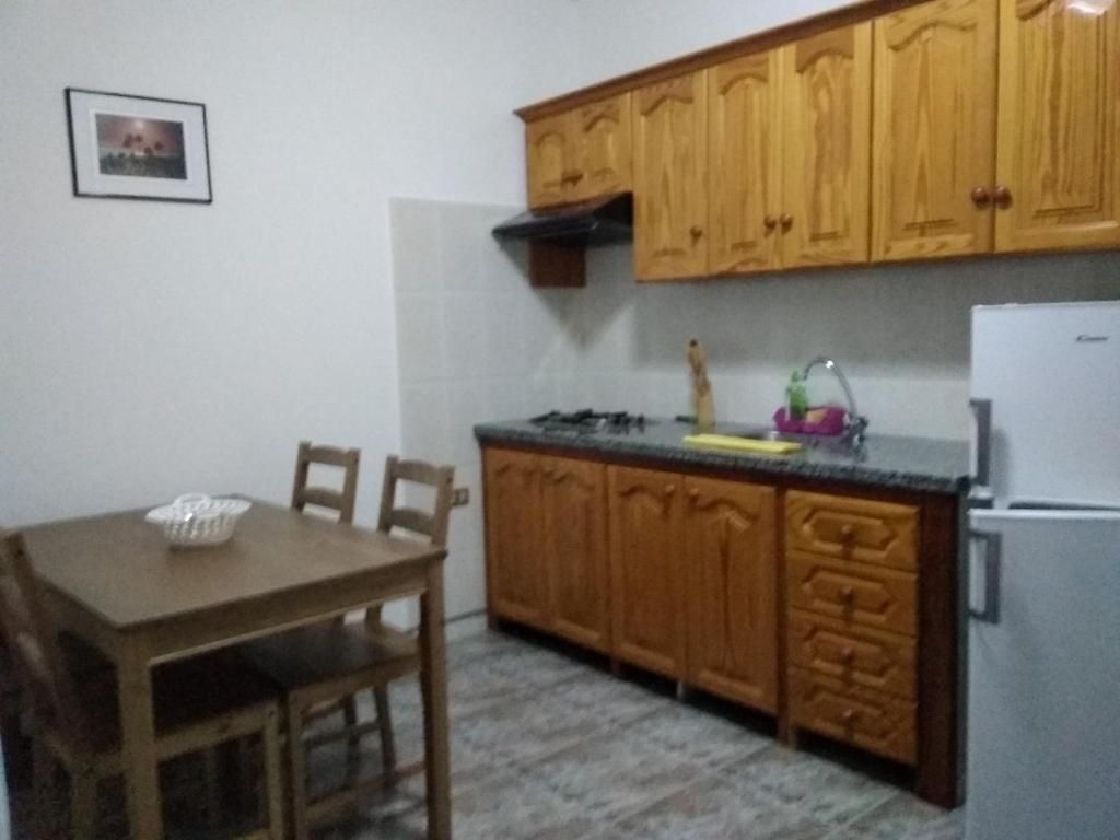 cocina con mesa, nevera, mesa y sillas en Apartamento Bello Bello, en Valle Gran Rey