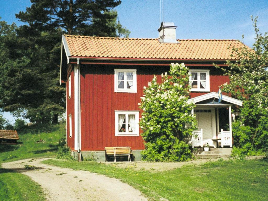グレンナにある4 person holiday home in GR NNAの未舗装の赤白家屋