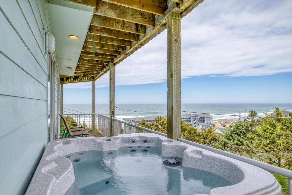 einen Whirlpool auf dem Balkon mit Meerblick in der Unterkunft Beach Baby in Lincoln City