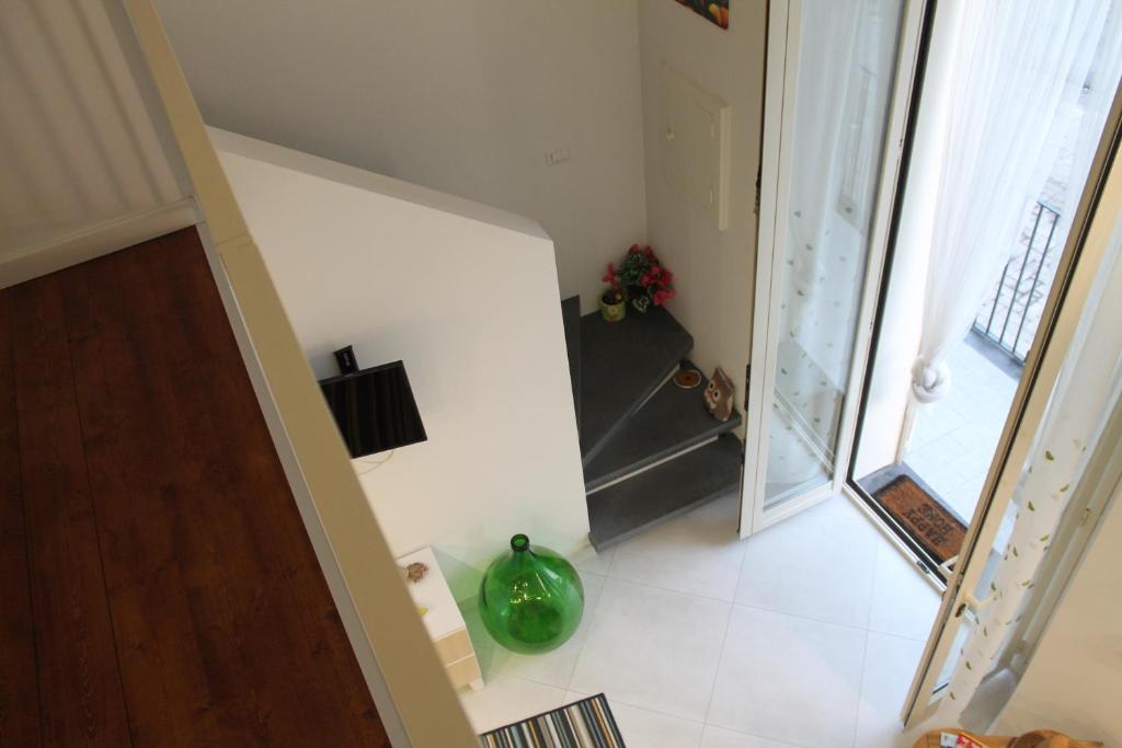 an overhead view of a hallway with a green vase at Le case di Carlotta & Giorgia in Pozzillo