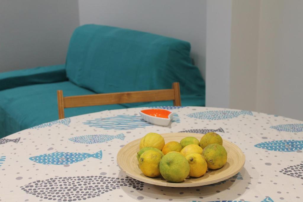 a plate of lemons and pears on a table at Le case di Carlotta & Giorgia in Pozzillo