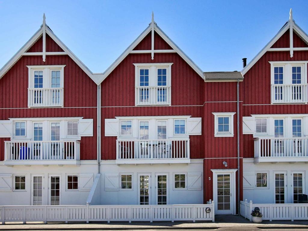 Bagenkopにある8 person holiday home in Bagenkopの白窓のある大きな赤と白の建物