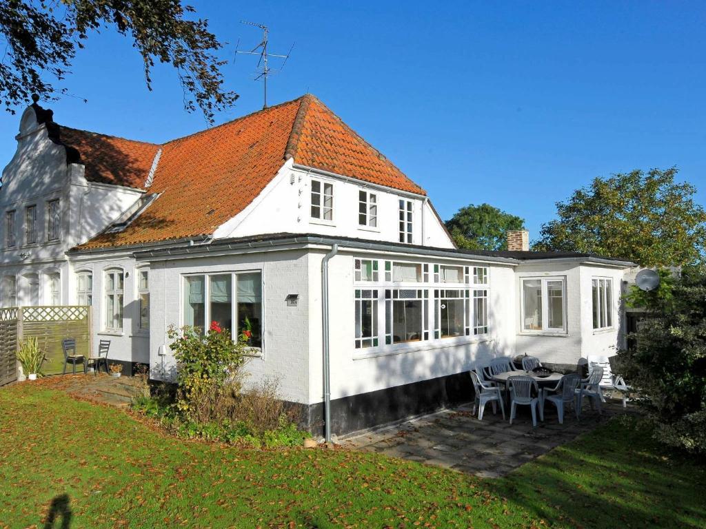 ノーポにある10 person holiday home in Nordborgの白い家