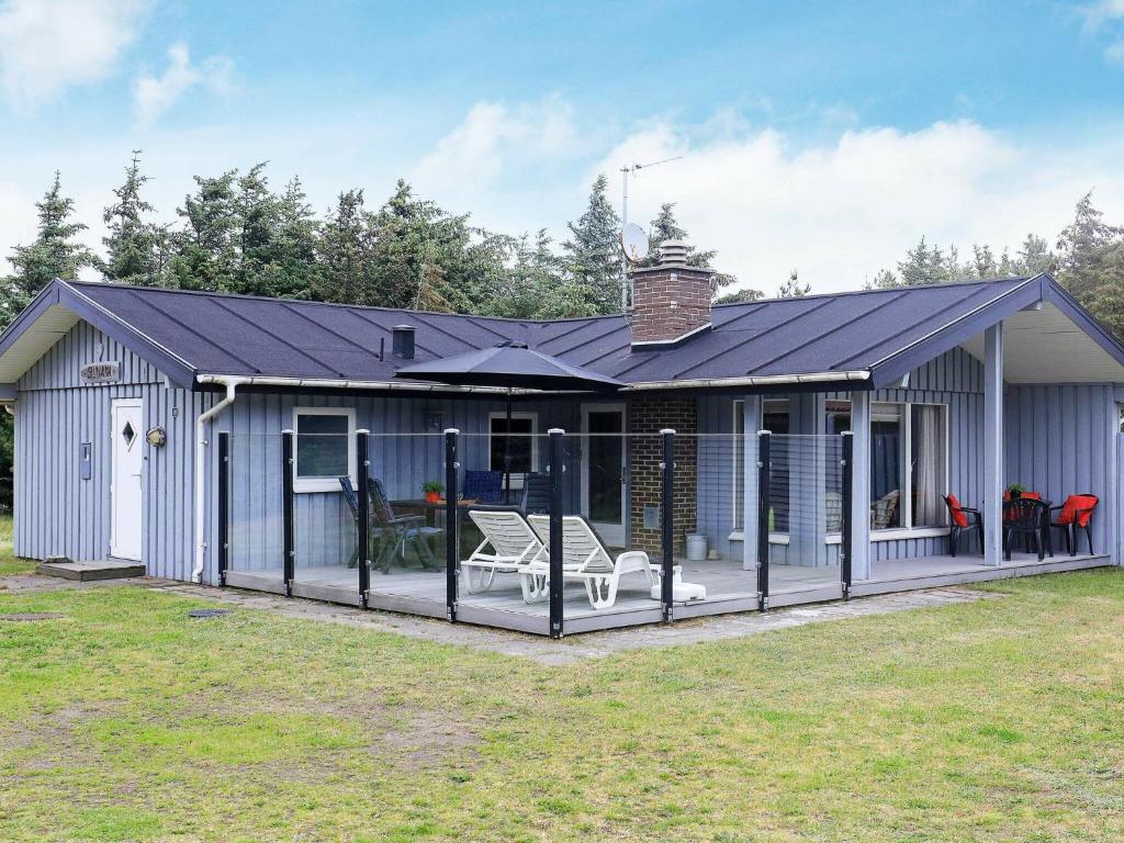 6 person holiday home in L kken في Grønhøj: منزل به شرفة مع شرفة