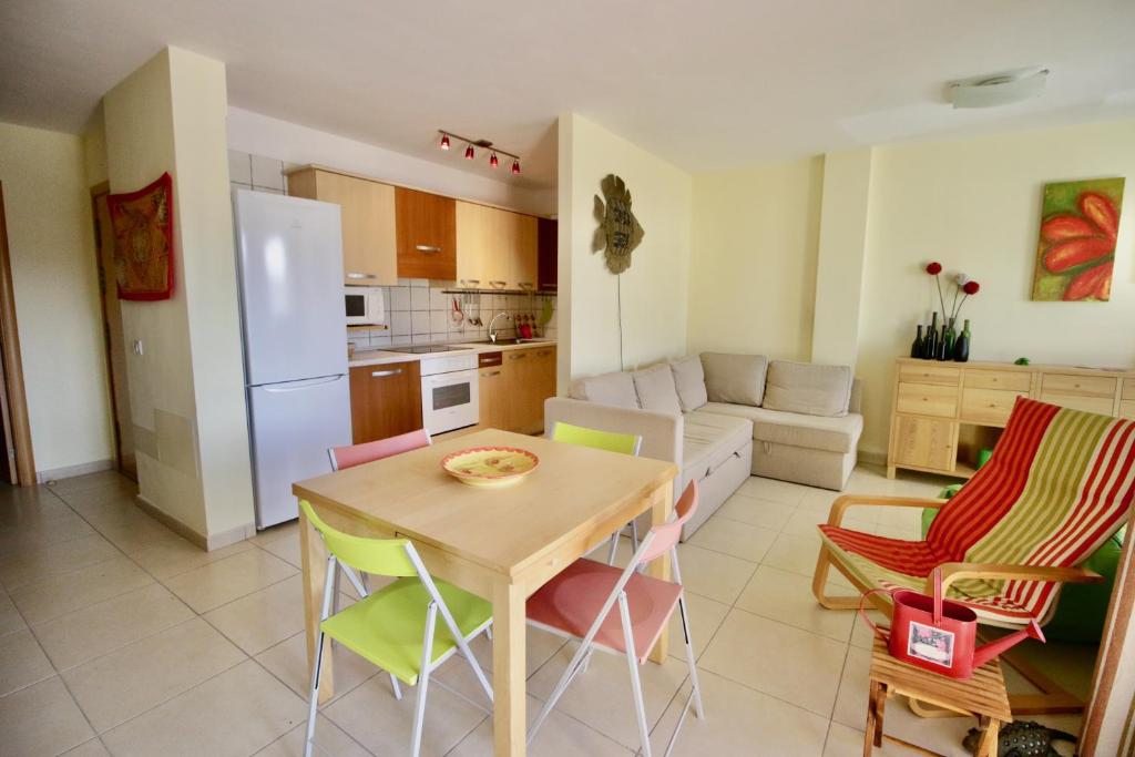 a kitchen and living room with a table and chairs at Ohana Vista Mar Los Abrigos in Los Abrigos