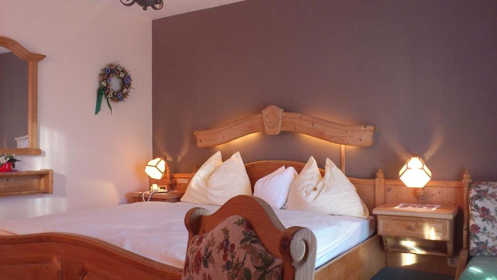 Postel nebo postele na pokoji v ubytování Hotel zum Toni