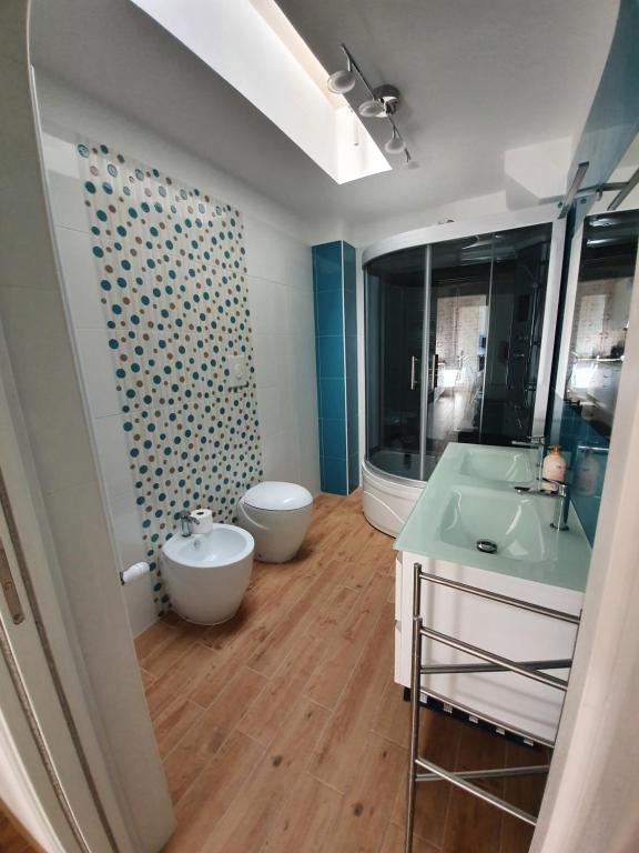 een badkamer met 2 wastafels en 2 toiletten bij C'era una VOLTA...a STELLA in San Vito dei Normanni