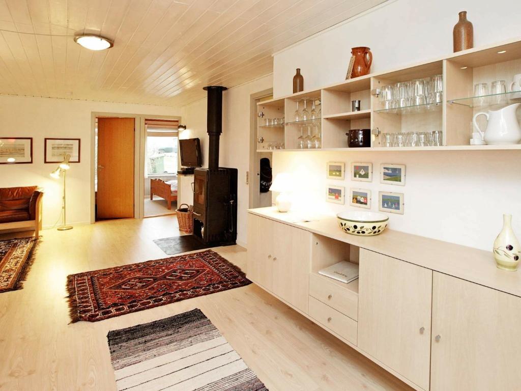Kuchyň nebo kuchyňský kout v ubytování Three-Bedroom Holiday home in Millinge 1