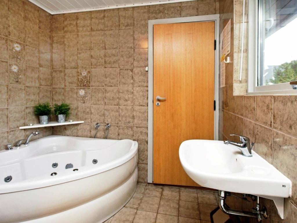 Koupelna v ubytování Three-Bedroom Holiday home in Millinge 1