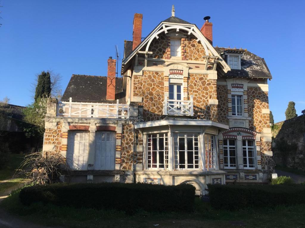 una vecchia casa in pietra con due camini di Abbey Road Le Thoureil a Le Thoureil