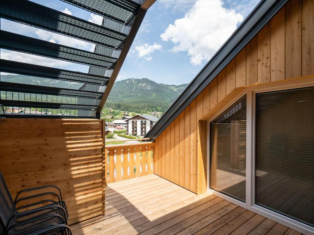 uma varanda com vista para as montanhas em Warm Apartment in Gosau with shared Sauna em Gosau
