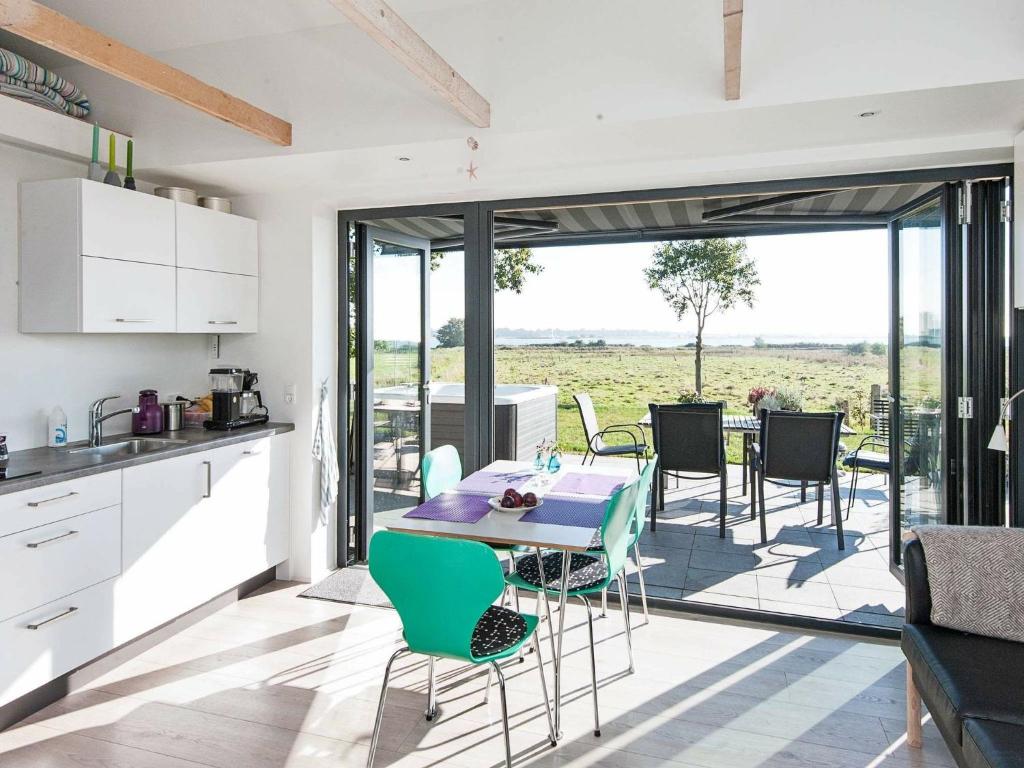 Kuchyň nebo kuchyňský kout v ubytování Holiday home Haderslev II