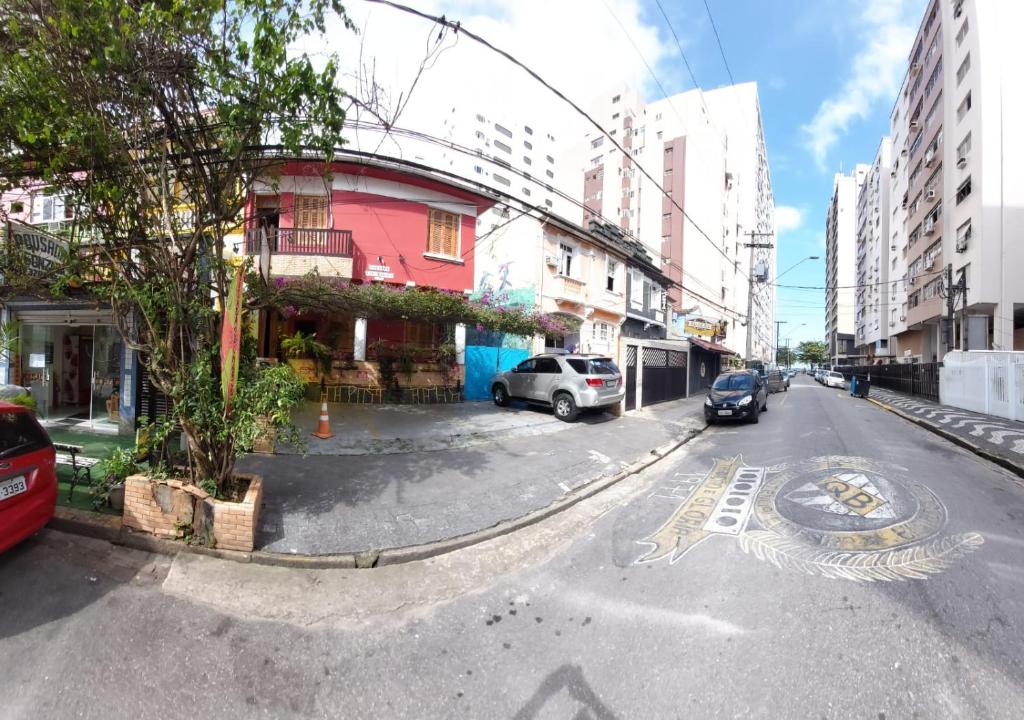 una calle con coches estacionados al costado de la carretera en Pousada São Marcos en Santos