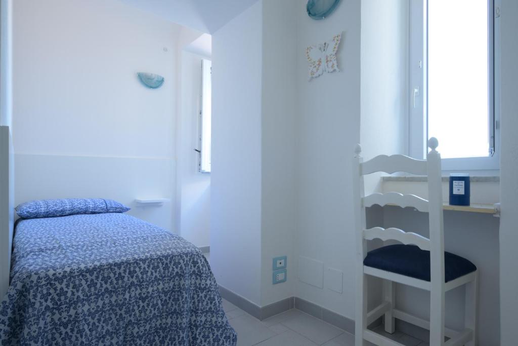 Łóżko lub łóżka w pokoju w obiekcie Un Angolo di Mare...nel centro di Ischia!