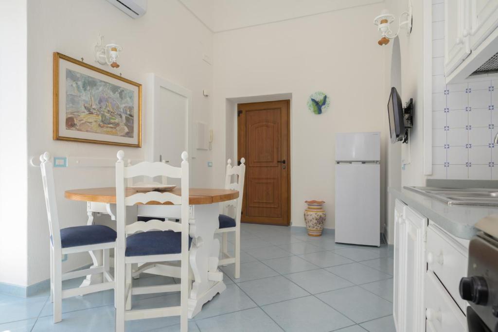 Kuchnia lub aneks kuchenny w obiekcie Un Angolo di Mare...nel centro di Ischia!