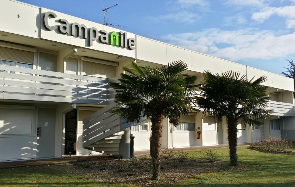 budynek kampusu z dwoma palmami przed nim w obiekcie Campanile Lyon Nord - Ecully w mieście Écully