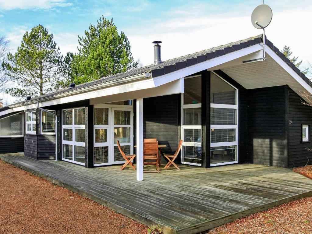 Ålbækにある6 person holiday home in lb kの木製のデッキが目の前にある家