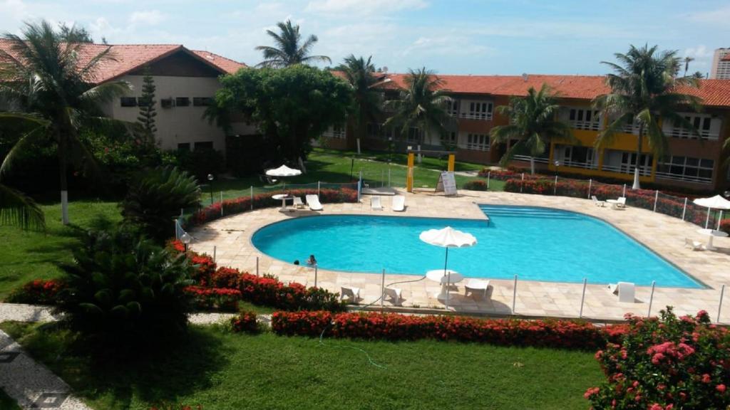 Una vista de la pileta en Van Cartier 2 Quartos 50mts da praia o alrededores