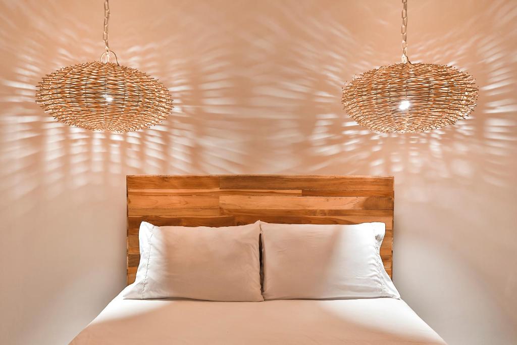 Postel nebo postele na pokoji v ubytování Igloo Beach Lodge