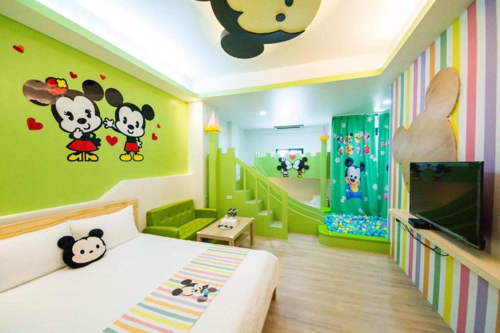 ein Schlafzimmer mit Mäusedekalen an den Wänden in der Unterkunft Kids Paradise in Wujie