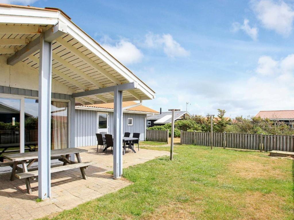 una mesa de picnic y bancos bajo un pabellón en Four-Bedroom Holiday home in Harboøre 12, en Harboør