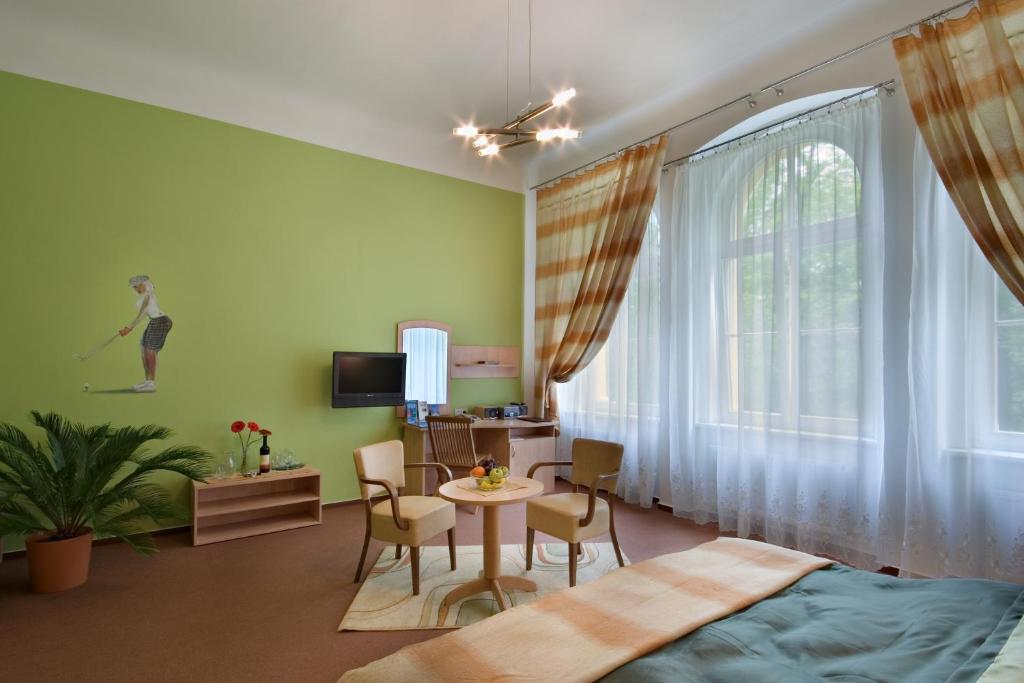 TV a/nebo společenská místnost v ubytování Hotel Metropol