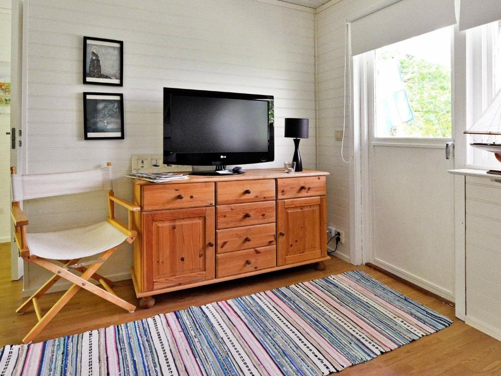 TV a/nebo společenská místnost v ubytování 4 person holiday home in Gränna