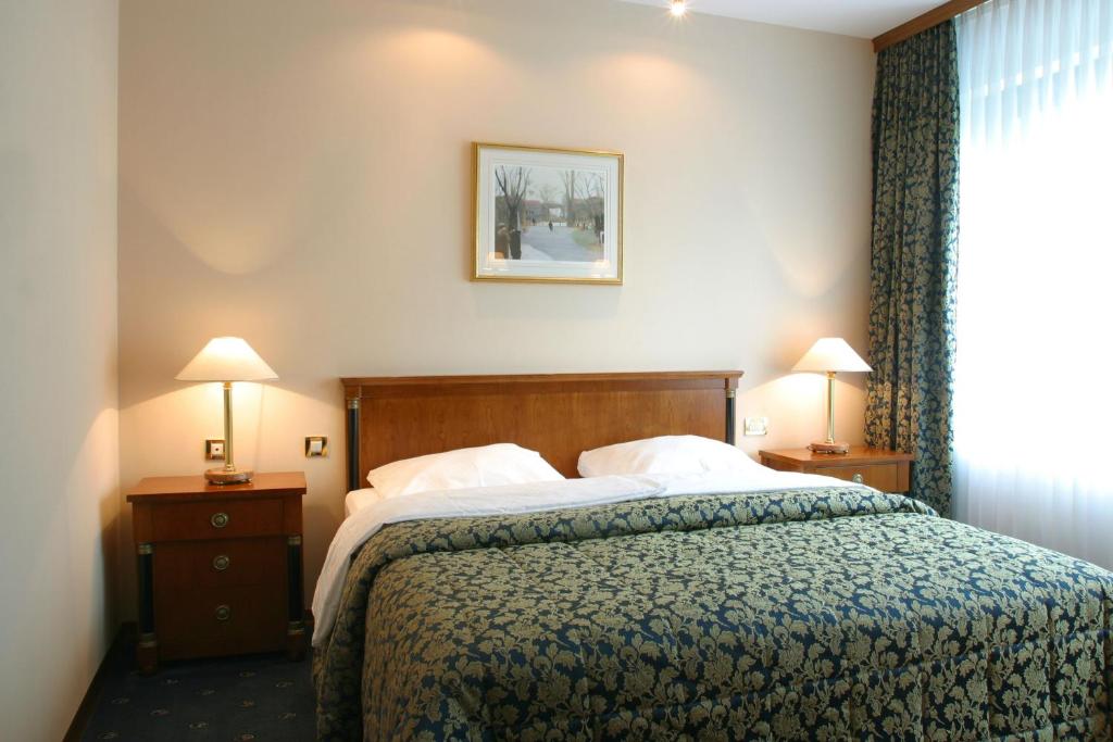 Łóżko lub łóżka w pokoju w obiekcie Hotel AS