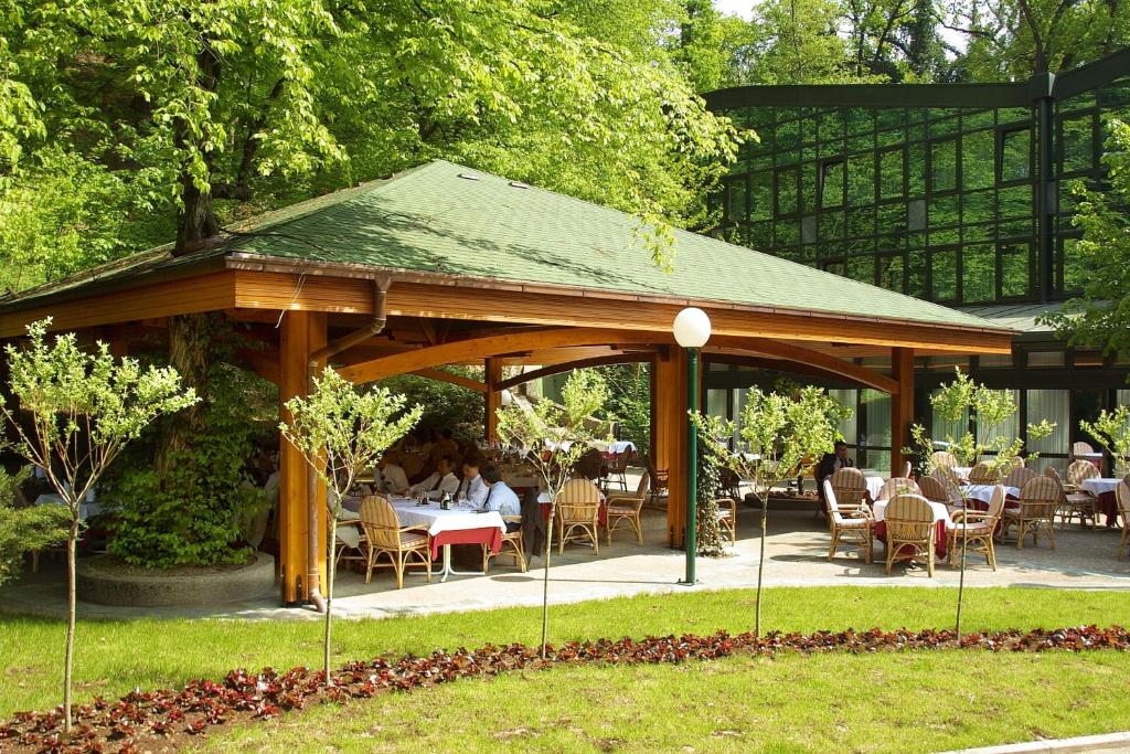 Ogród w obiekcie Hotel AS