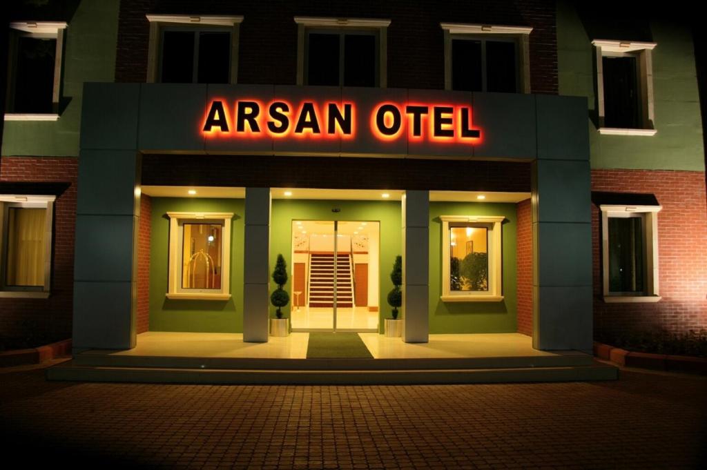 un cartel que dice oficina de argán frente a un edificio en Arsan Otel, en Kahramanmaraş