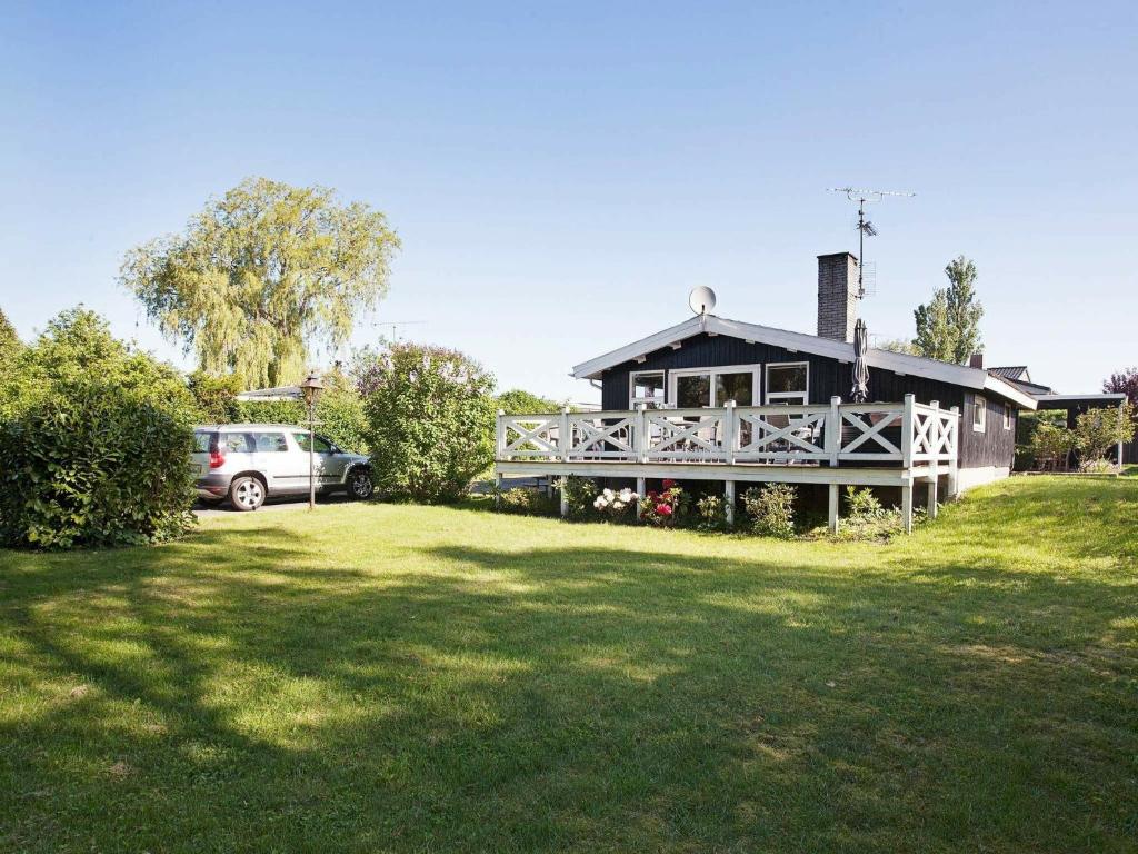 Strøbyにある6 person holiday home in Str byの車が停まった家