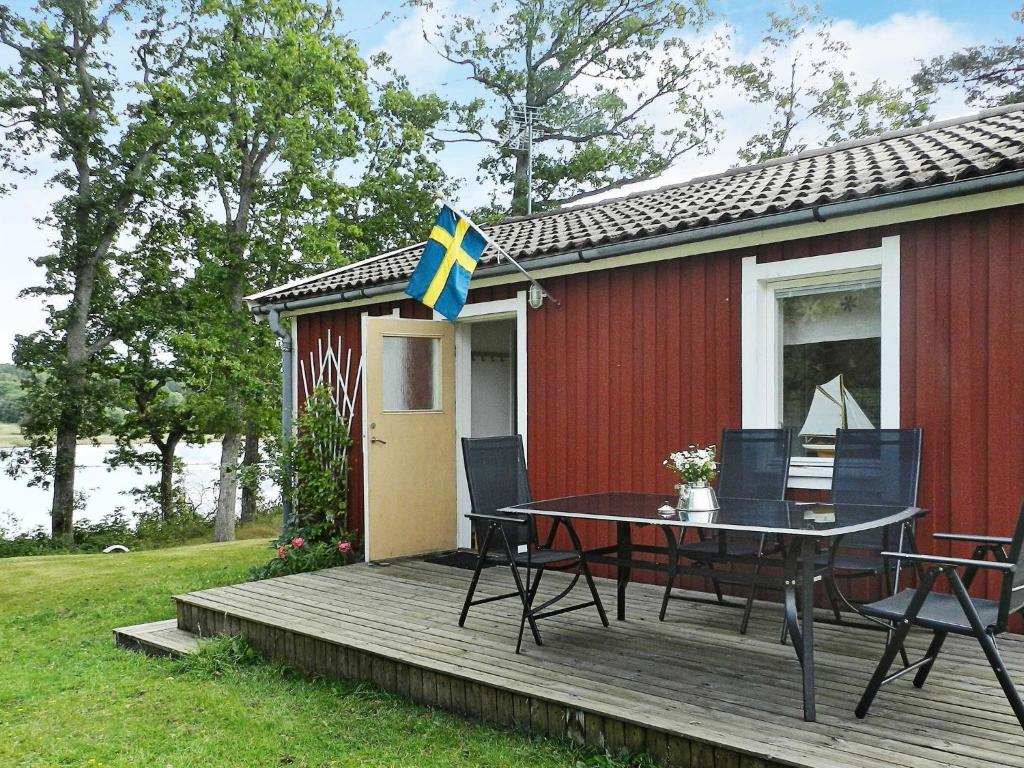 una mesa y sillas en una terraza junto a una casa en 4 person holiday home in LYSEKIL, en Lysekil