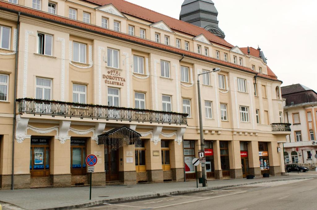duży budynek z balkonem na ulicy w obiekcie Hotel Dorottya w mieście Kaposvár