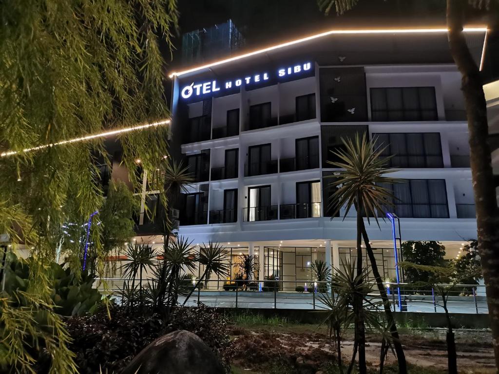 シブにあるOtel Hotel Sibuの夜のホテルの景色を望めます。
