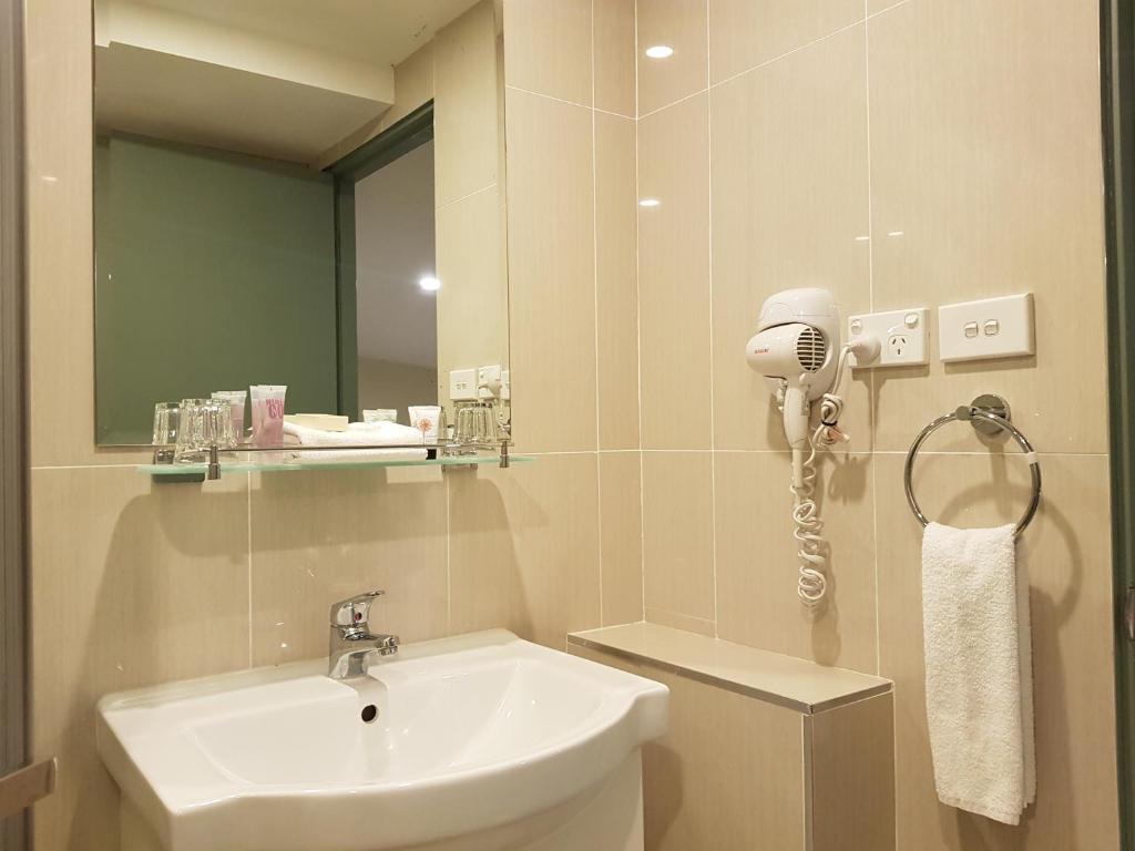 Twin Towers Inn - Resim 25