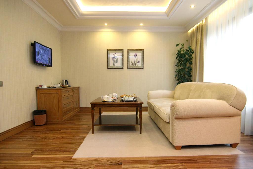 Retro Riverside Wellness Resort - 11