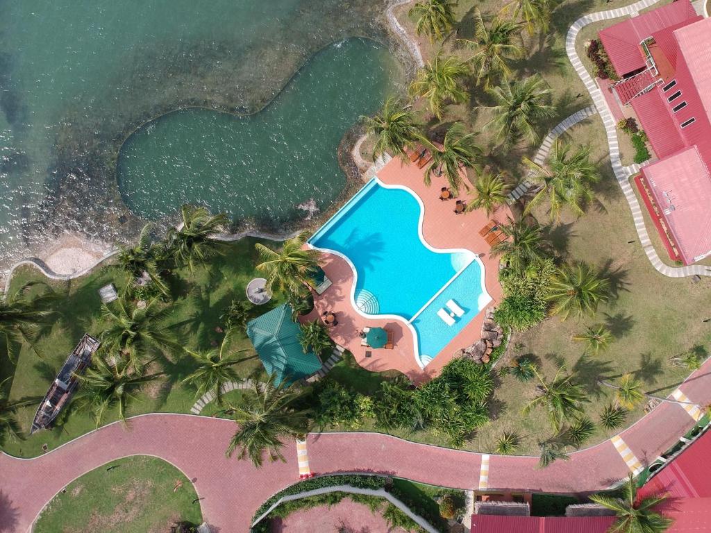 una vista aérea de una piscina en un complejo en The Ocean Residence Langkawi en Kuah