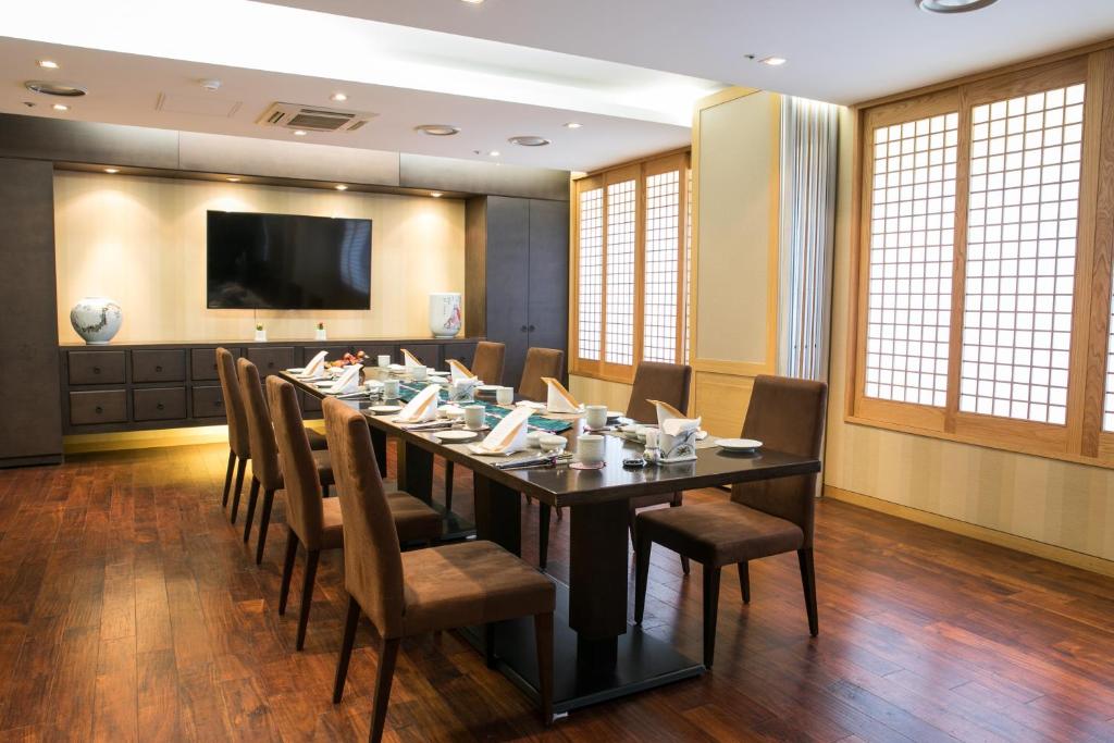 TV a/nebo společenská místnost v ubytování Commodore Hotel Busan