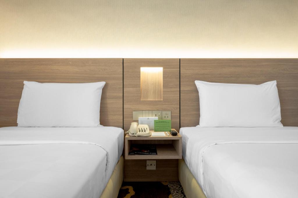 Pokój hotelowy z 2 łóżkami i telefonem w obiekcie Cititel Penang w mieście George Town