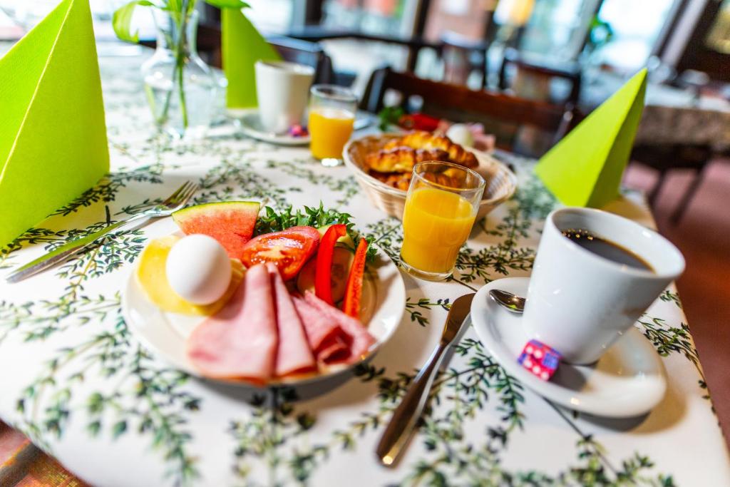 una mesa con un plato de comida y una taza de café en Hotelli Keurusselkä en Keuruu