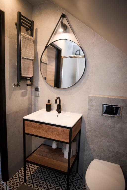 Kúpeľňa v ubytovaní JDK Apartamenty Legionów 40m2 5-osobowy