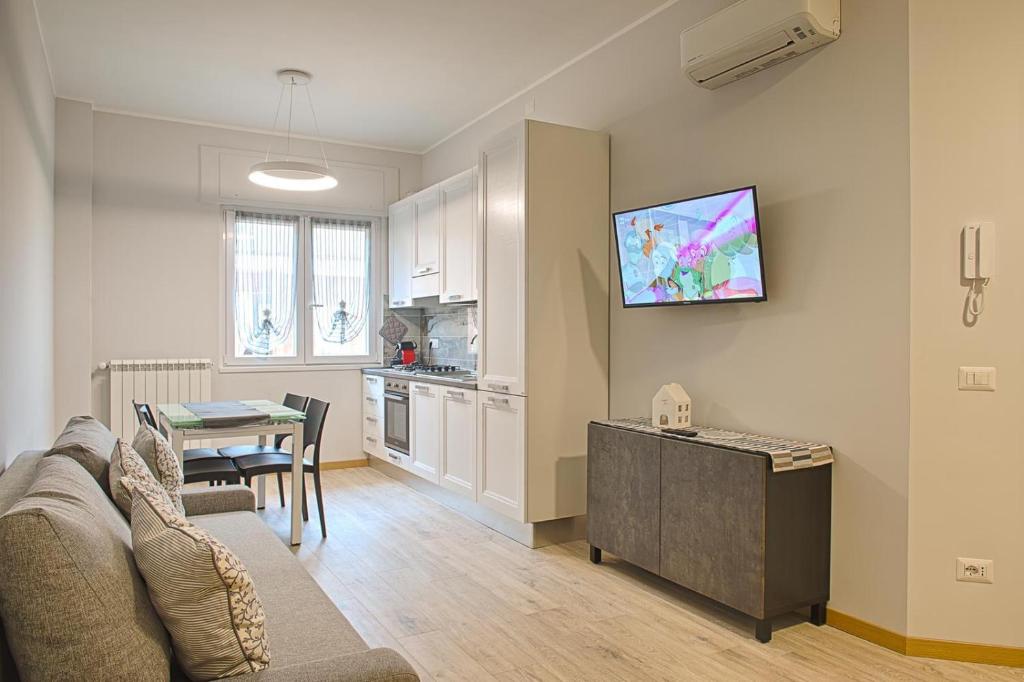 salon z kanapą i stołem w obiekcie Ostia Holiday Sgrinfia w mieście Lido di Ostia