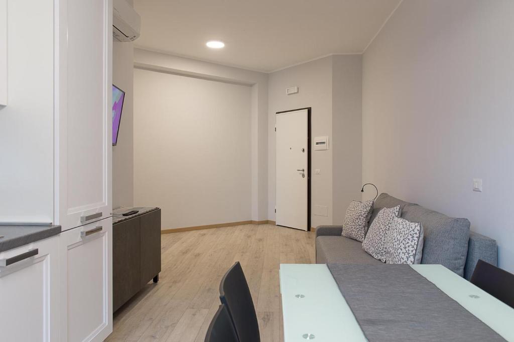 salon z kanapą i stołem w obiekcie Ostia Holiday Sgrinfia w mieście Lido di Ostia