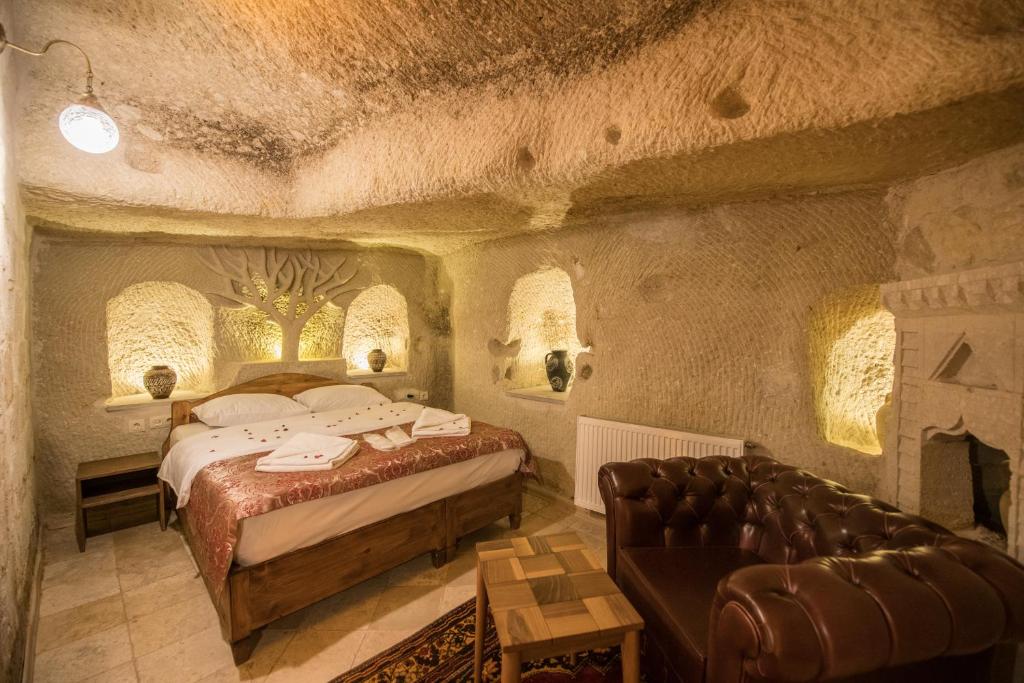 Postel nebo postele na pokoji v ubytování Charming Cave Hotel