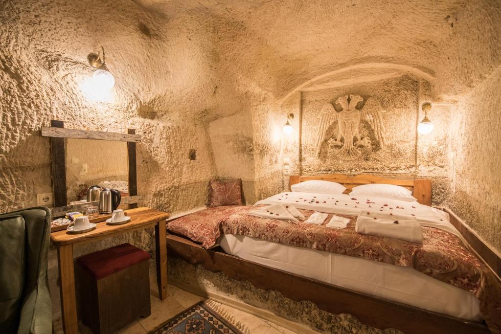 Postel nebo postele na pokoji v ubytování Charming Cave Hotel