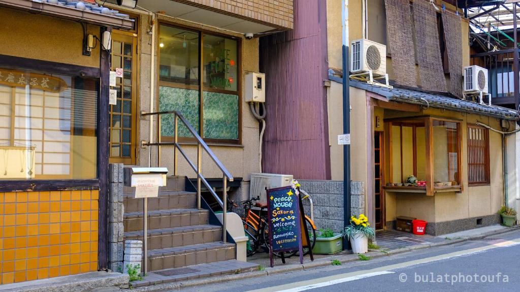 un edificio al lado de una calle en Peace House Sakura, en Kioto