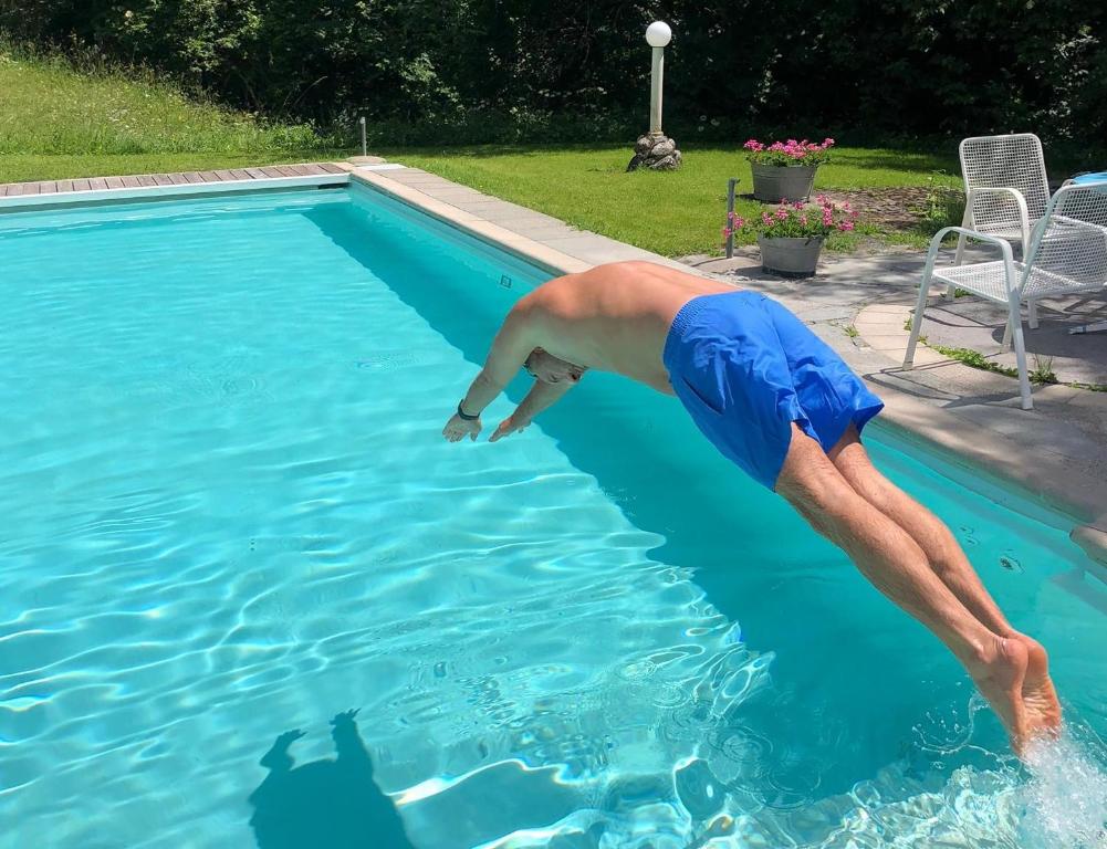 Bazén v ubytování Hotel Haus am Waldrand nebo v jeho okolí