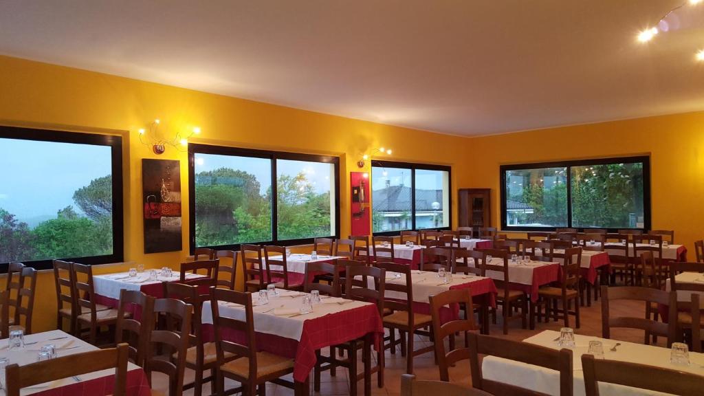 Restaurace v ubytování Safaritent Glamping Mar Y Sierrra
