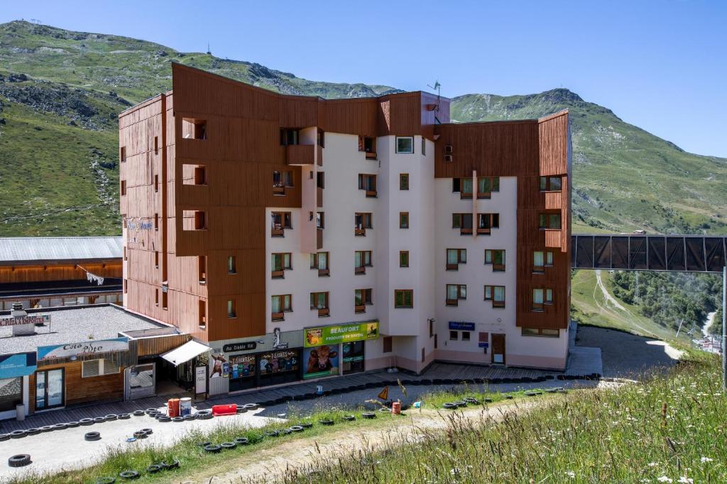 a building on the side of a mountain at Résidence Pierre & Vacances Aconit in Les Menuires